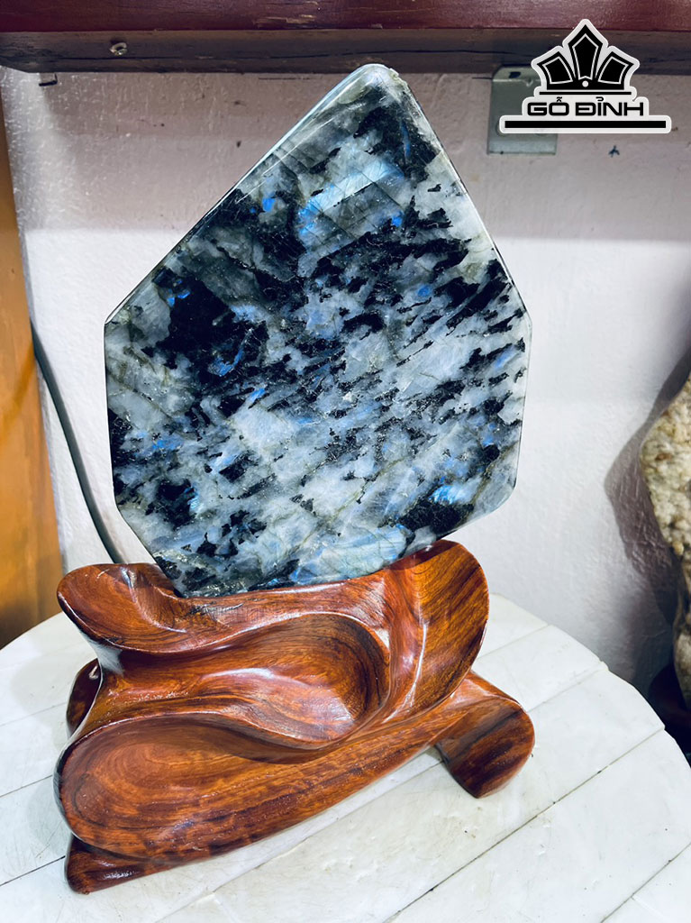 Tác Phẩm Đá Xà Cừ (Labradorite) Cao 32 Ngang 18 (cm) 3,8kg