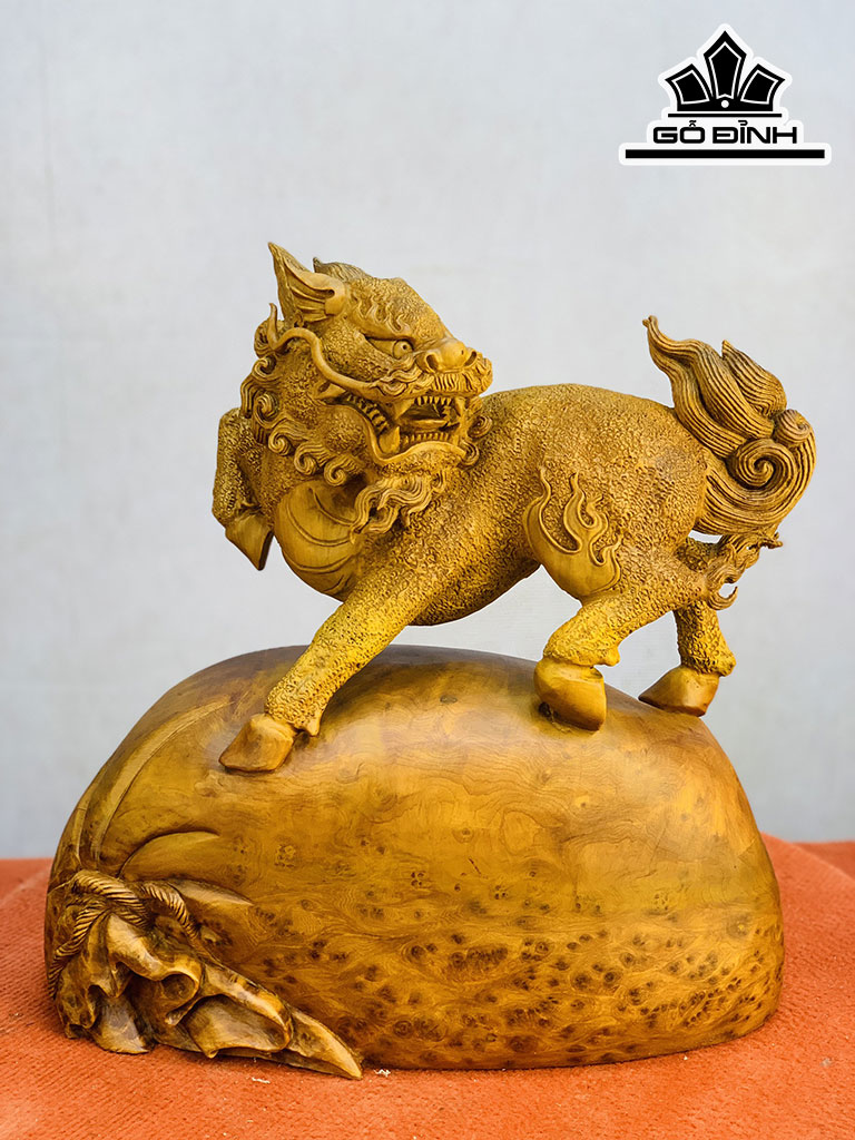 Tượng Long Mã Đứng Bao Tiền Gỗ Nu Ngọc Am Cao 47 Ngang 50 Sâu 19 (cm)