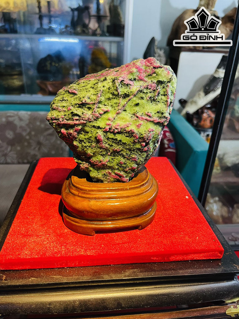 Khối Đá Ruby Tự Nhiên Cao 19 (cm) 2,2kg