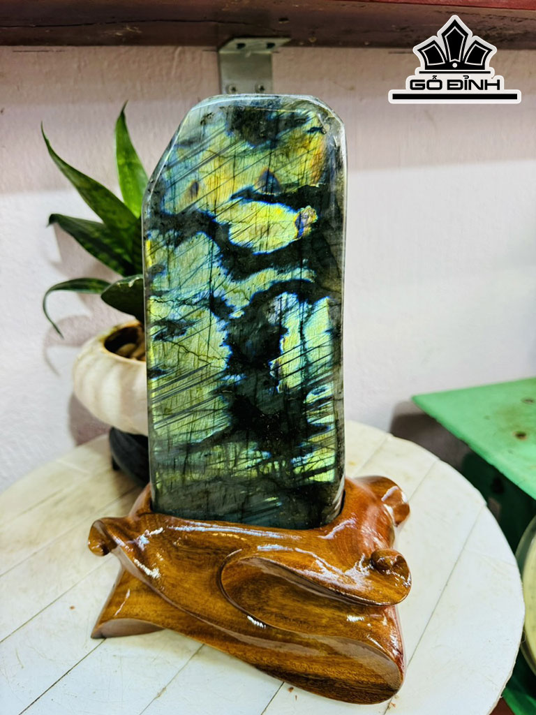 Tác Phẩm Đá Xà Cừ (Labradorite) Cao 29 Ngang 10 (cm) 3,5kg