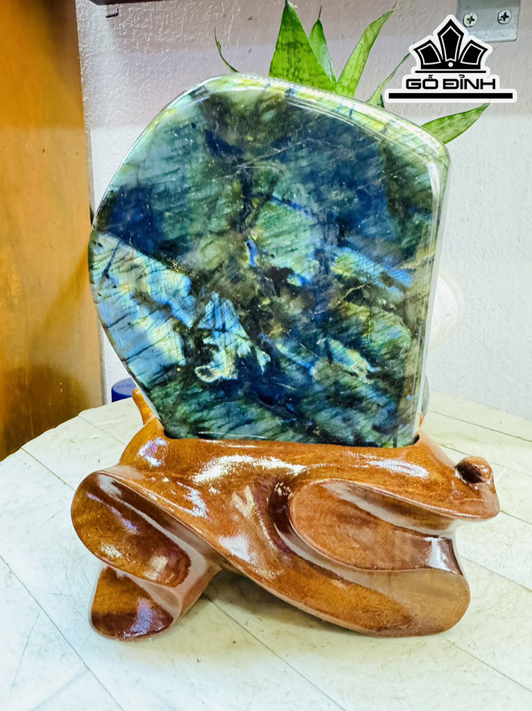 Tác Phẩm Hắc Nguyệt Quang Đá Xà Cừ (Labradorite) Cao 20 Ngang 14 (cm) 2,8kg