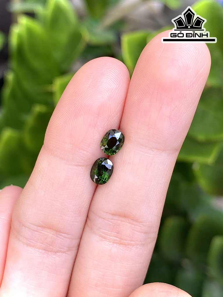 Viên Đá Tourmaline Xanh Cao 6 Ngang 4,5 Sâu 3,8 mm) 0,61cts