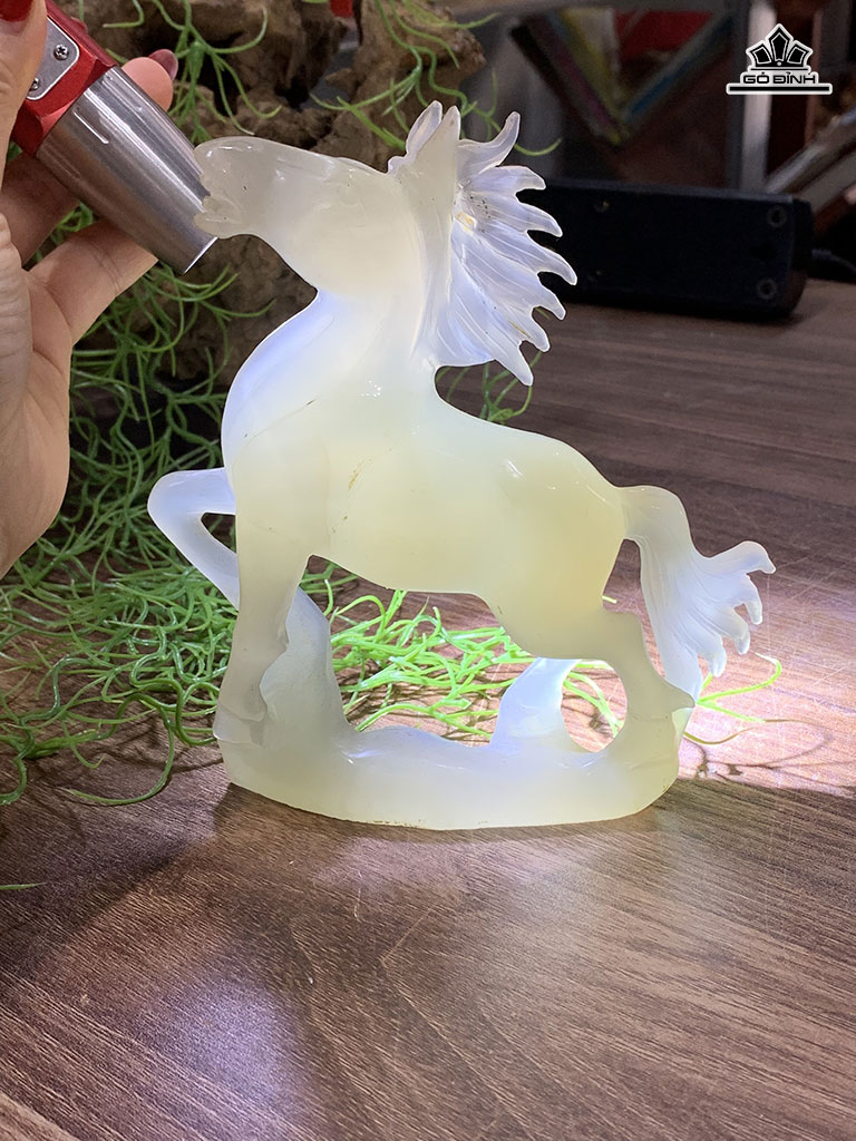 Tác Phẩm Nhất Mã Phi Thiên Đá Mã Não Cao 15 Ngang 13 Sâu 3 (cm)