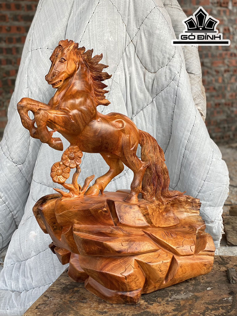Tượng Ngựa Phong Thủy (Nhất Mã Phi Thiên) Gỗ Hương Cao 56 Ngang 40 Sâu 25 (cm)