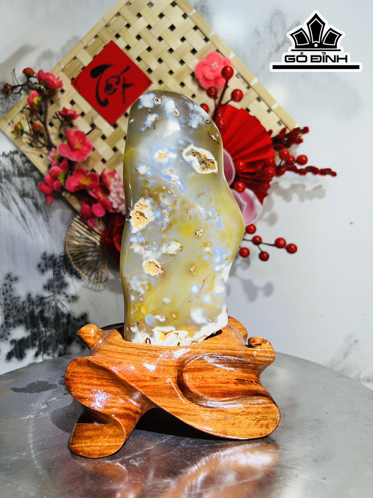 Tác Phẩm Đá Mã Não Cao 24 Ngang 14 (cm) 1,8kg