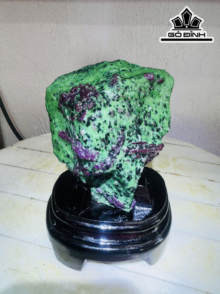 Tác Phẩm Đá Ruby Cao 17 Ngang 10 (cm) 1kg