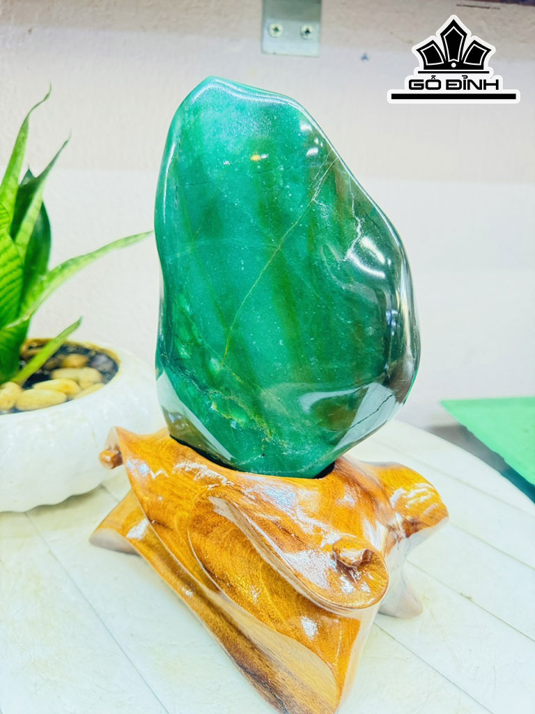 Tác Phẩm Đá Thạch Anh Xanh Cao 25 Ngang 12 (cm) 3,6kg