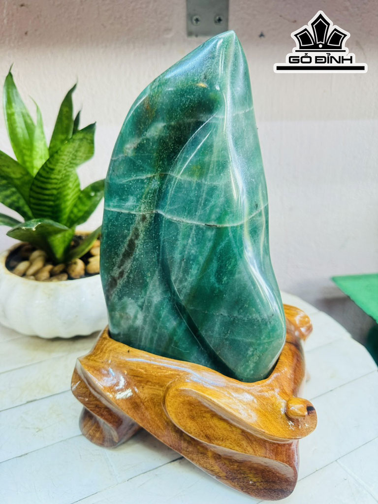 Tác Phẩm Đá Thạch Anh Xanh Cao 28 Ngang 13 (cm) 3,7kg