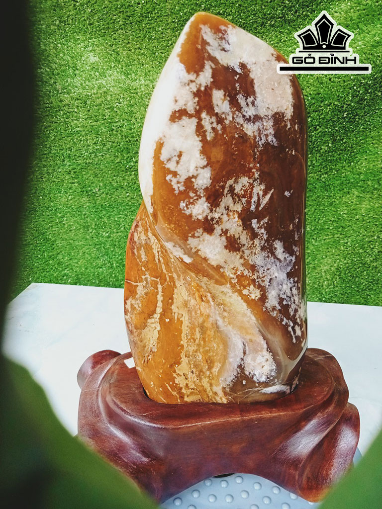 Tác Phẩm Đá Mã Não Cao 32 Ngang 13 (cm) 4,5kg