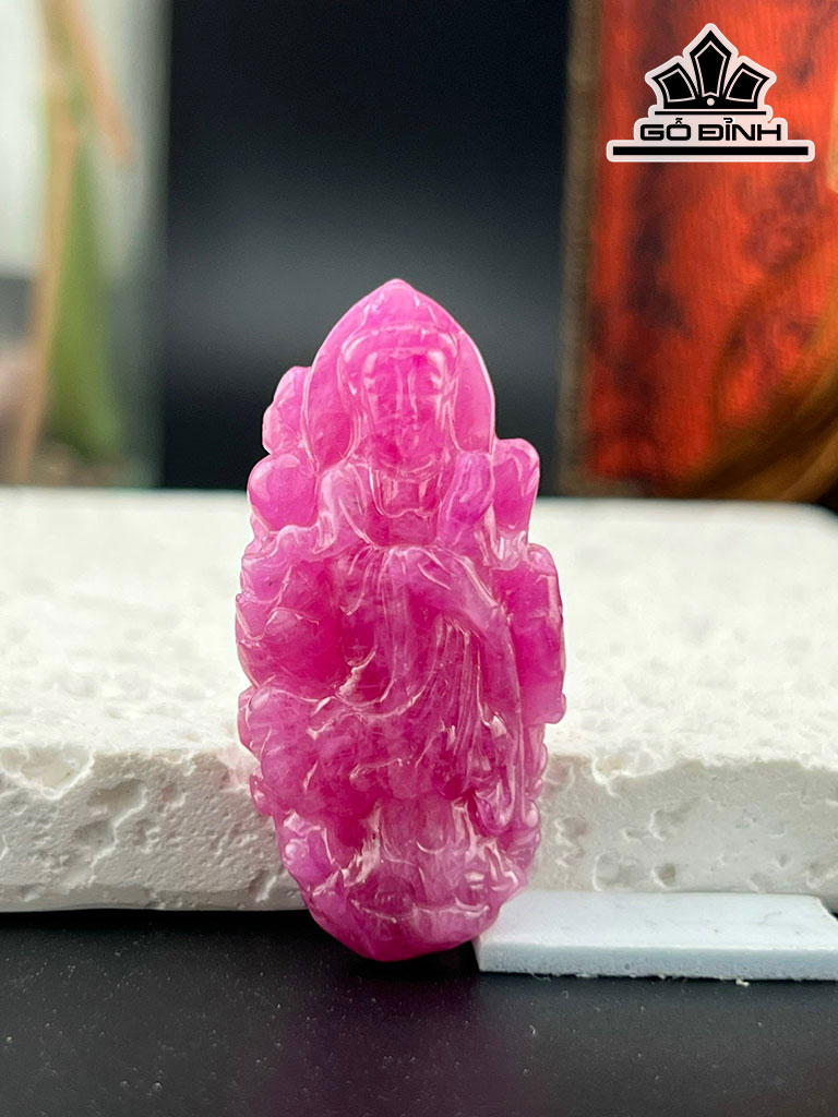 Mặt Dây Chuyền Quan Âm Đá Ruby Cao 38 Ngang 20 (mm) 65cts