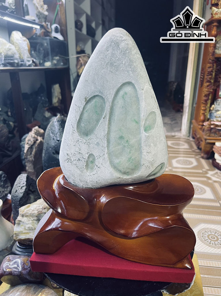 Tác Phẩm Khối Ngọc Phỉ Thúy Cao 31 (cm) 5,5kg