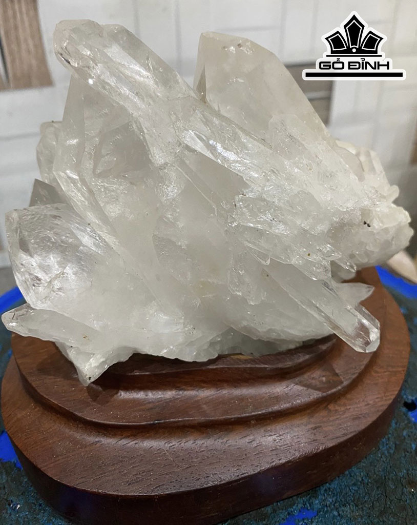 Tác Phẩm Đá Pha Lê Cao 15 (cm) 1,5kg