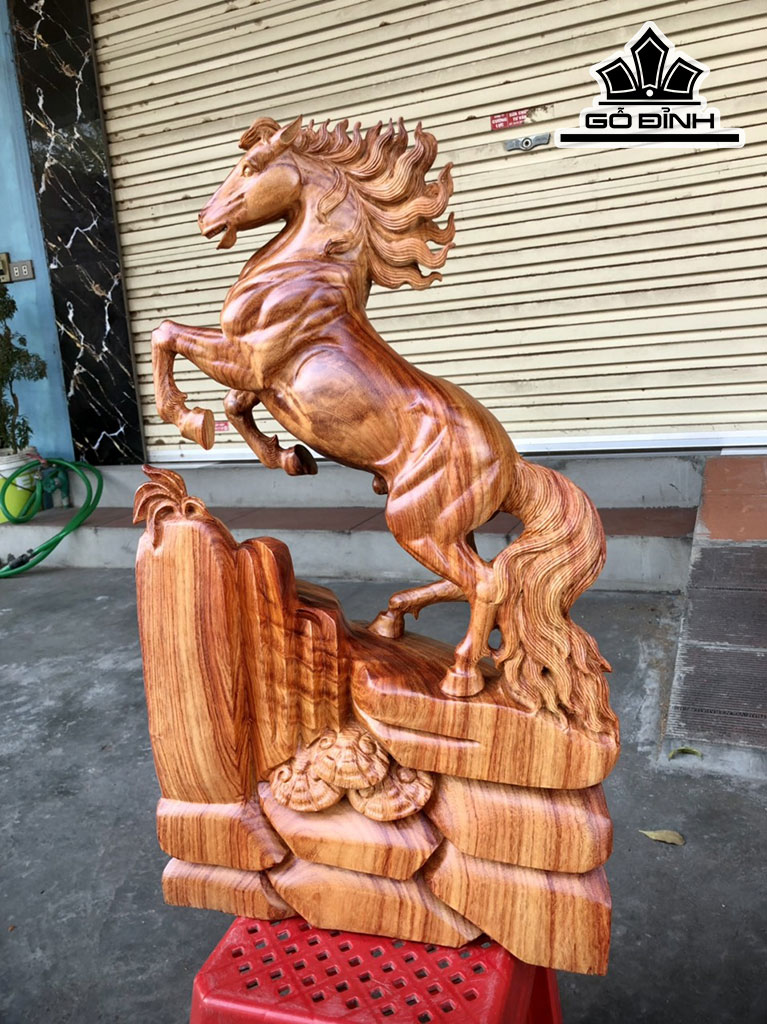 Tượng Ngựa Phong Thủy (Nhất Mã Phi Thiên) Gỗ Hương Cao 62 Ngang 37 Sâu 10 (cm)