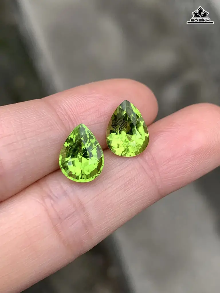 Cặp Đá Peridot Cao 10,5 Ngang 8 Sâu 6,5 (mm) 3,46cts và Cao 10,6 Ngang 8 Sâu 6 (mm) 3,05cts