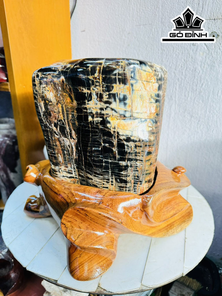 Tác Phẩm Gỗ Hóa Ngọc Cao 27 Ngang 20 (cm) 12,4kg