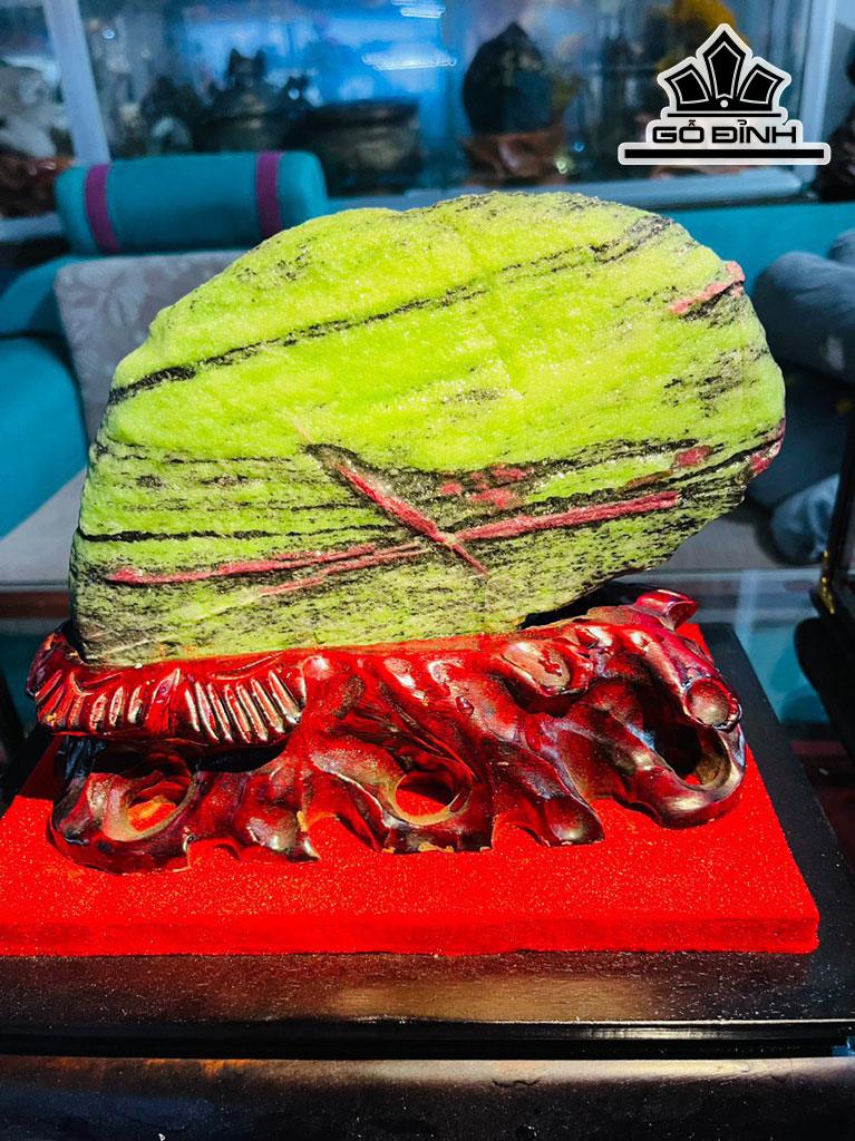 Tác Phẩm Đá Ruby Cao 30 Ngang 22 (cm) 3,6kg