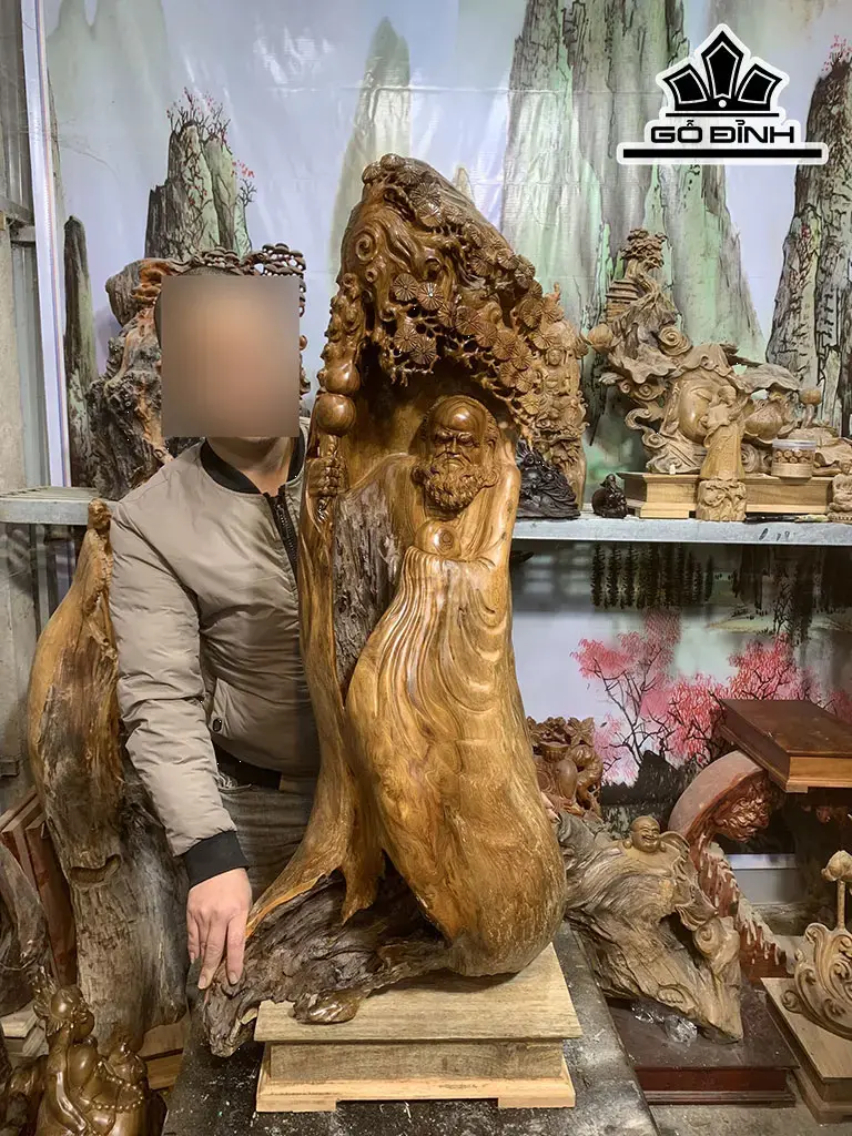 Tượng Đạt Ma Ngự Gốc Tùng Gỗ Bách Xanh Cao Cả Kỷ 113 Ngang 50 Sâu 35 (cm)