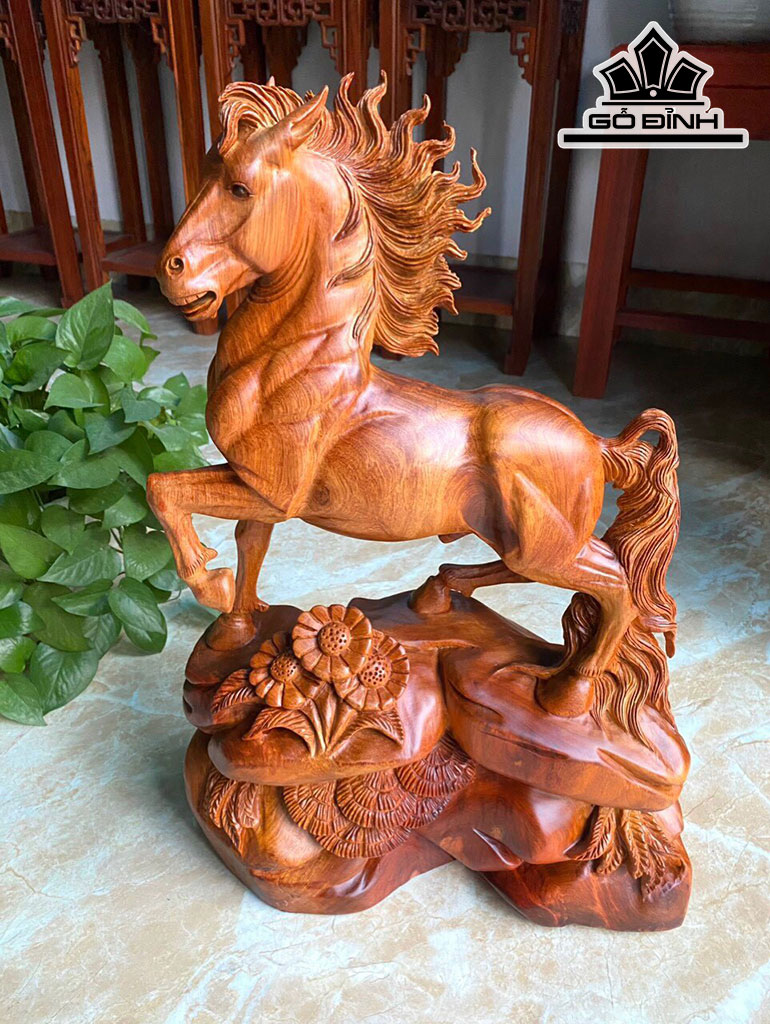 Tượng Ngựa Phong Thủy (Nhất Mã Thong Dong) Gỗ Hương Cao 54 Ngang 38 Sâu 17 (cm)