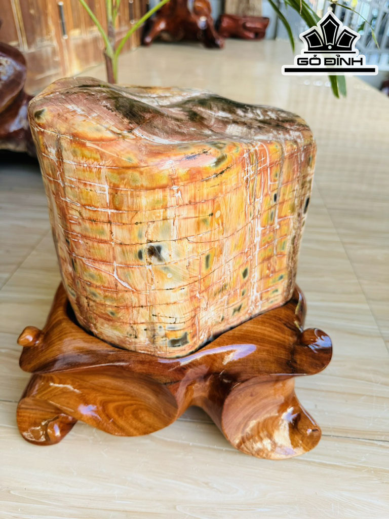 Tác Phẩm Gỗ Hóa Ngọc Cao 28 Ngang 21 (cm) 15kg