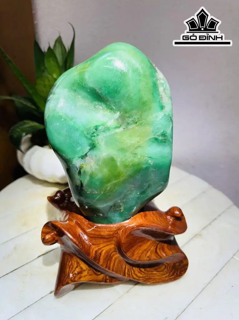 Tác Phẩm Đá Thạch Anh Xanh (Aven) Cao 25 Ngang 12 (cm) 3,5kg