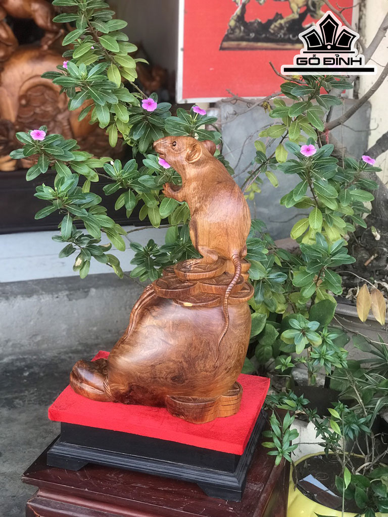 Tượng Chuột Phong Thủy Ngồi Bao Tiền Vàng Gỗ Hương Cao 50 Ngang 25 Sâu 19 (cm)