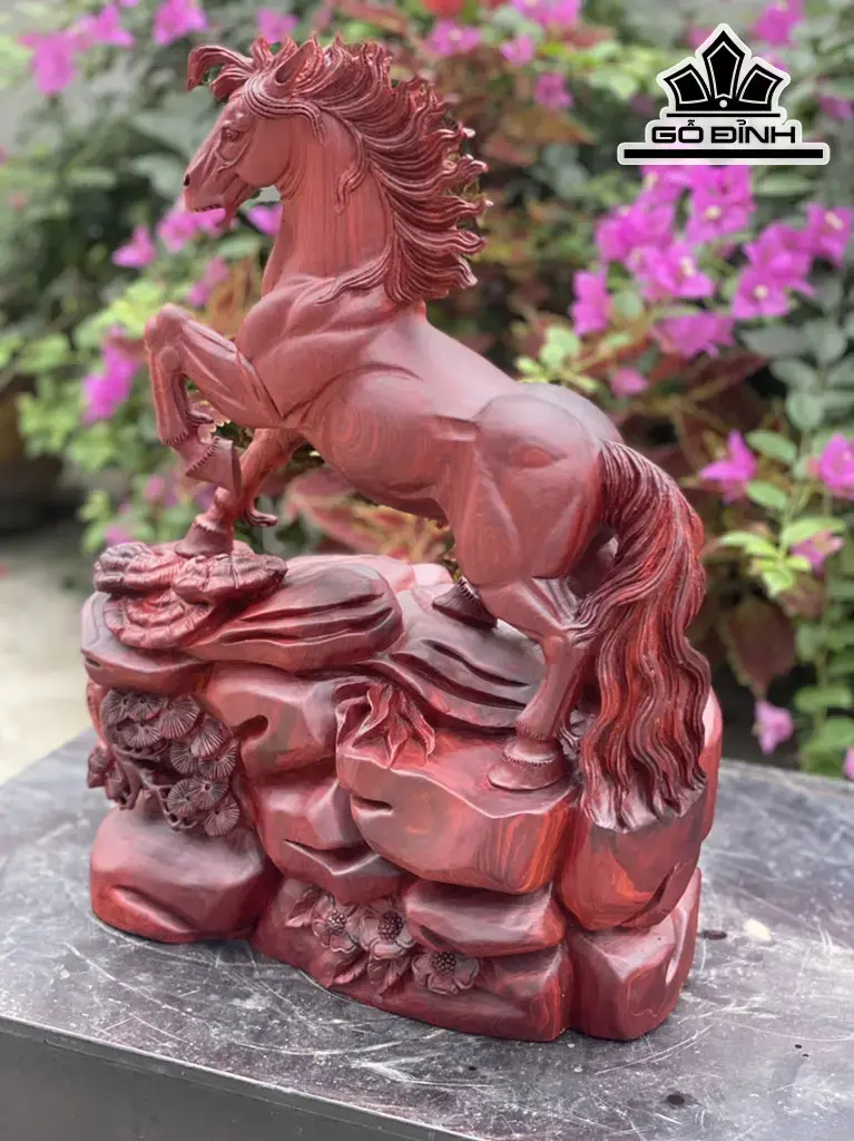 Tượng Ngựa Phong Thủy (Nhất Mã Thong Dong ) Gỗ Tử Đàn Cao 48 Ngang 35 Sâu 23 (cm)