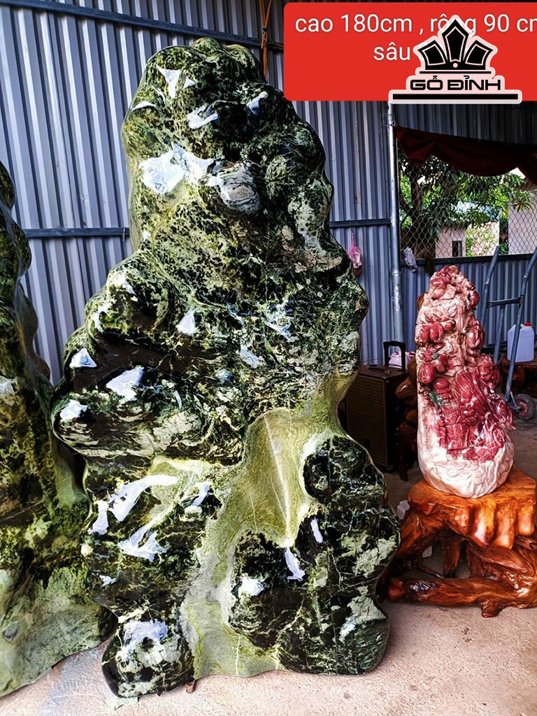 Tác Phẩm Đá Serpentine Cao 180 Ngang 90 Sâu 30 (cm)