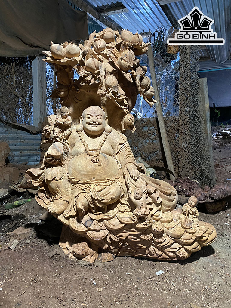 Tượng Phật Di Lặc Tam Phúc Ngự Gốc Đào Gỗ Gõ Đỏ ( Cà Te) Cao 110 Ngang 82 Sâu 55 (cm)