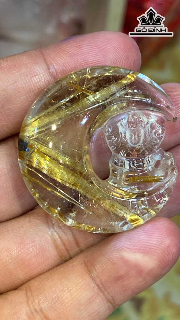 Mặt Dây Chuyền Quan Âm Tọa Nguyệt Đá Thạch Anh Tóc Vàng Cao 40 Ngang 39 Sâu 13,8 (mm) 25g