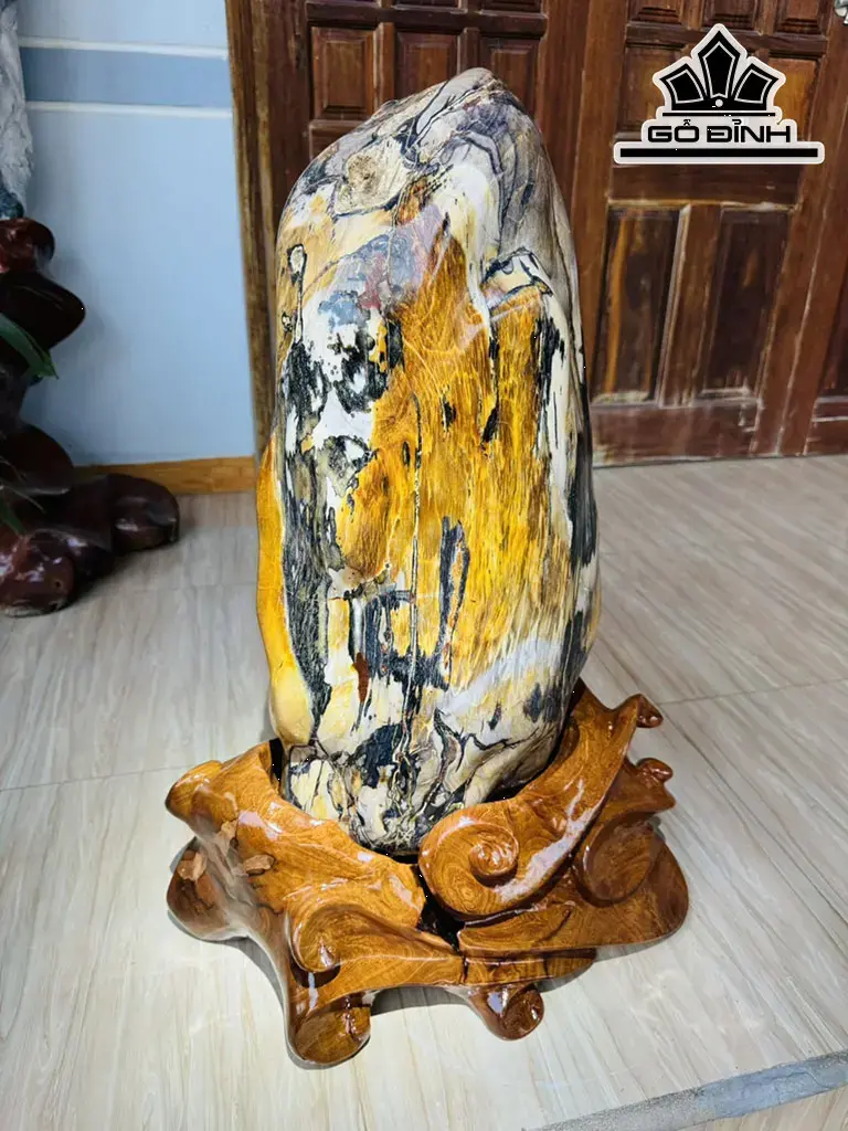 Tác Phẩm Gỗ Hóa Ngọc Đỏ Cao 76 Ngang 33 (cm) 68kg