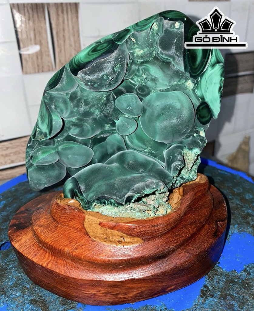 Tác Phẩm Đá Malachite Cao 15 (cm) 1,1kg