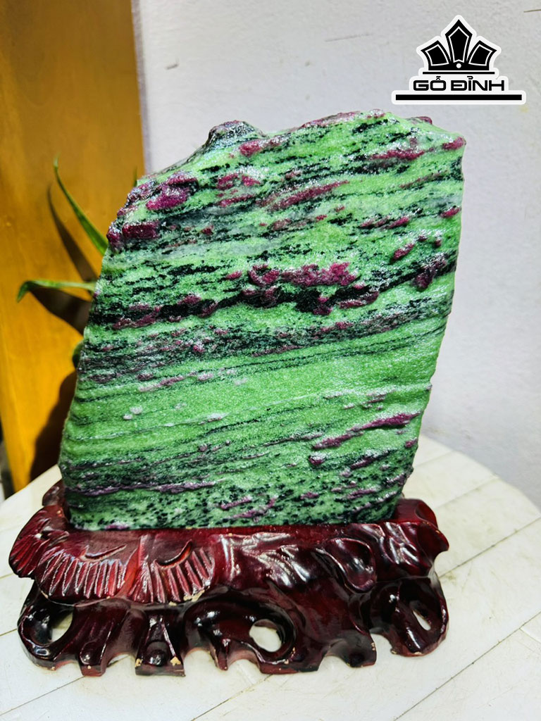 Tác Phẩm Đá Ruby Nam Phi Cao 26 Ngang 20 (cm) 7,2kg