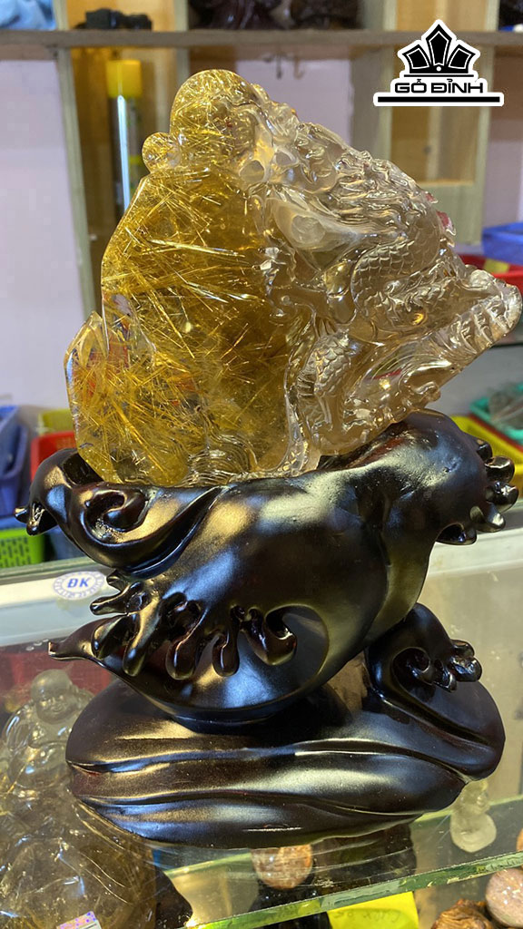 Tác Phẩm Rồng Phi Thiên Đá Thạch Anh Tóc Vàng Cao 260 Ngang 180 Sâu 112 (mm) 1726,8g Riêng Đá Cao 129 Ngang 143,9 Sâu 102 (mm) 1050g