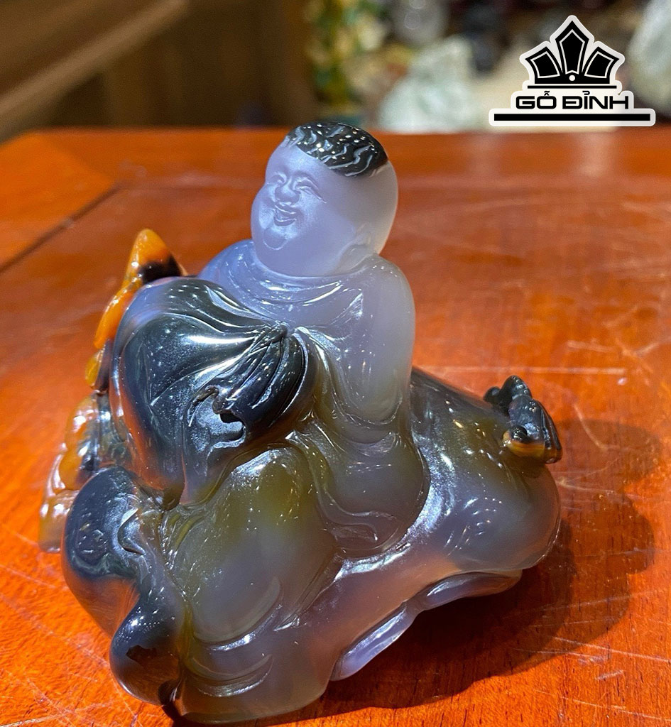 Chú Tiểu Đá Mã Não Cao 8 Ngang 7 (cm)