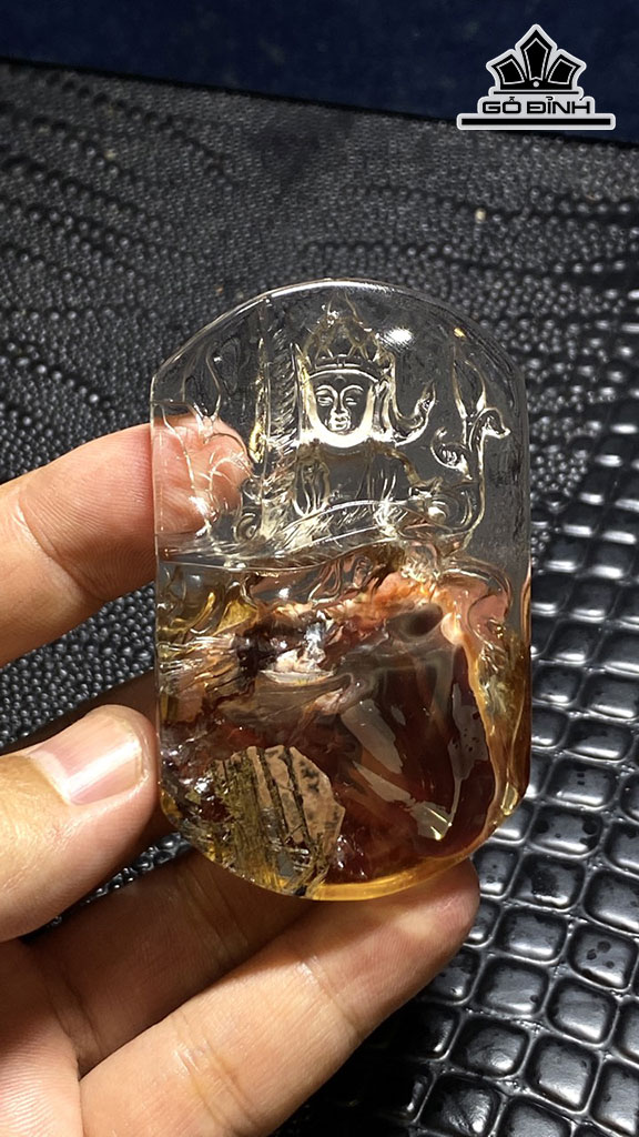 Mặt Dây Chuyền Quan Âm Đá Thạch Anh Nhiễm Sắc Thể Cao 70,89 Ngang 43,71 Sâu 15,22 (mm) 317,12cts