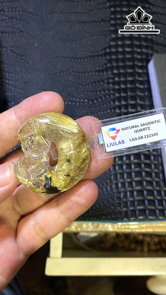 Mặt Dây Chuyền Quan Âm Tọa Nguyệt Đá Thạch Anh Tóc Vàng Cao 41,57 Ngang 38,43 Sâu 13,72 (mm) 129,53cts