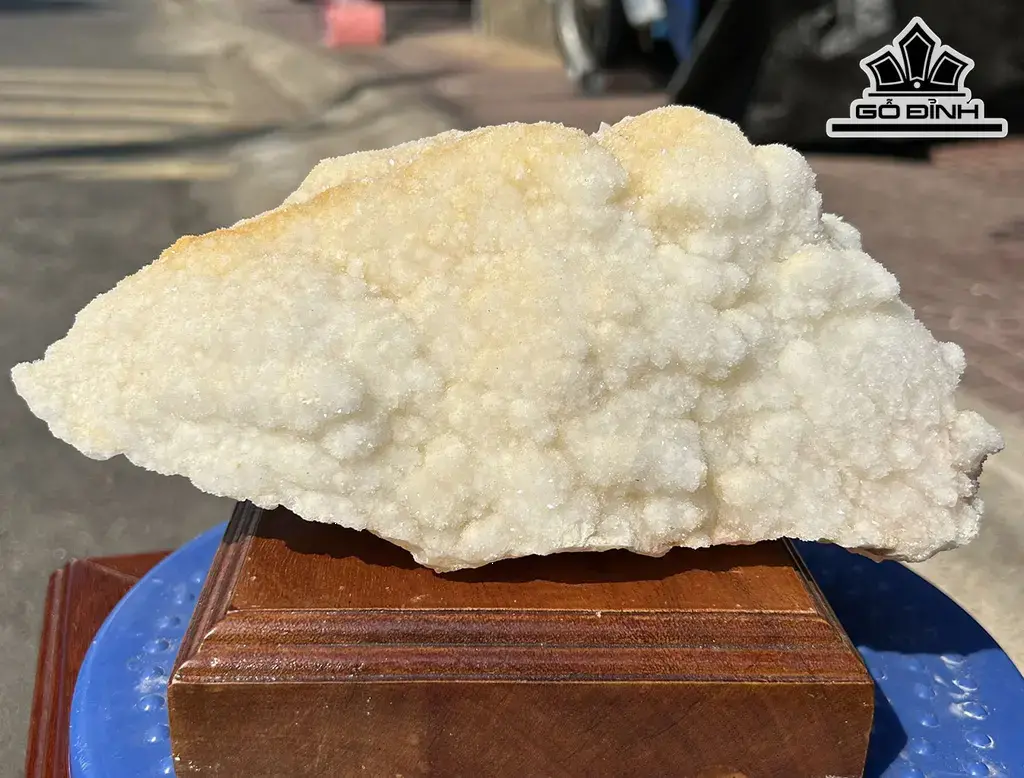 Tác Phẩm Đá Thạch Anh Trắng Bông Tuyết Cao 23 Ngang 13 (cm) 2,4kg