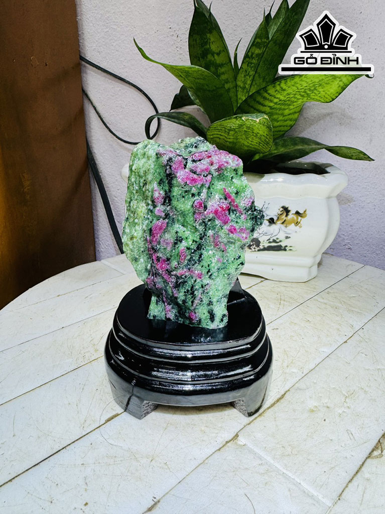Tác Phẩm Đá Ruby Nam Phi Cao 15 Ngang 8 (cm) 0,7kg