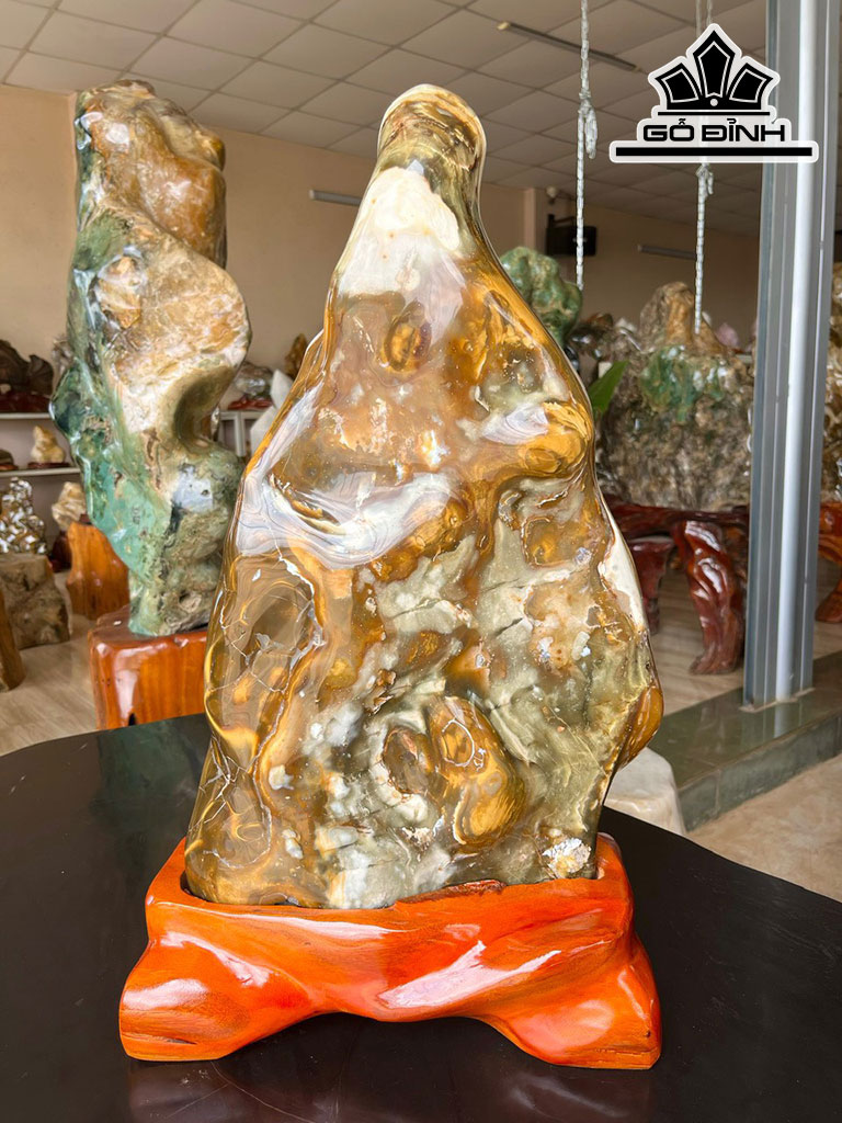 Tác Phẩm Đá Mã Não Cao 62 Ngang 30  Riêng Đá Cao 50 (cm) 23kg