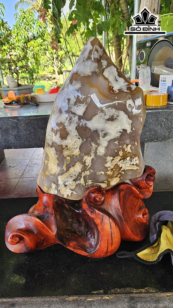 Tác Phẩm Đá Mã Não Cao 55 Ngang 30 (cm) 23kg