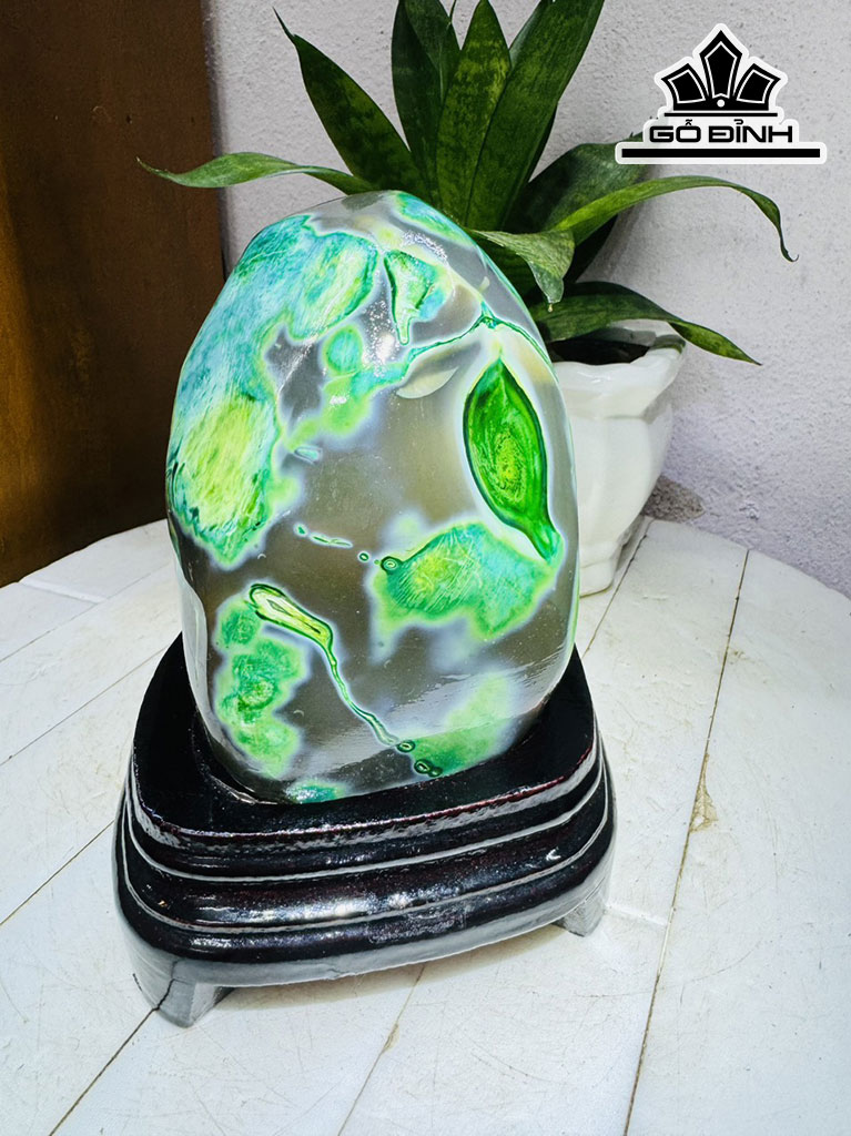 Tác Phẩm Đá Mã Não Xanh Cao 18 Ngang 10 (cm) 2,4kg