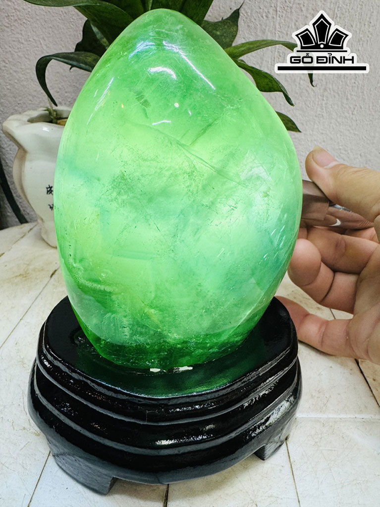 Tác Phẩm Đá Flourite Cao 19 Ngang 10 (cm) 1,5kg