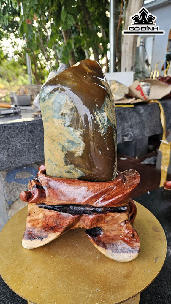 Tác Phẩm Đá Mã Não Cao 29 Ngang 13 (cm) 4,8kg