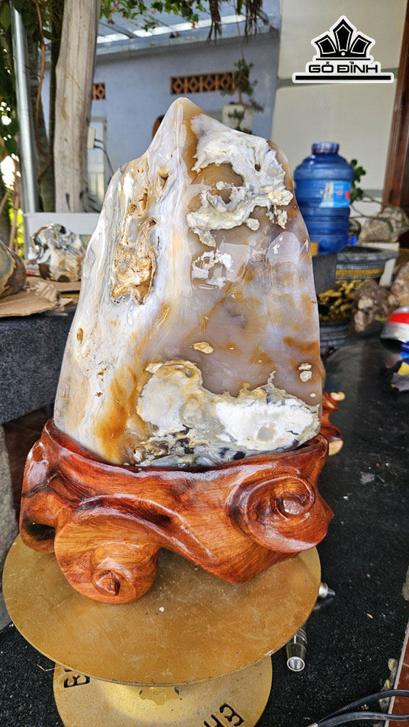 Tác Phẩm Đá Mã Não Trắng Cao 42 Ngang 22 (cm) 11kg