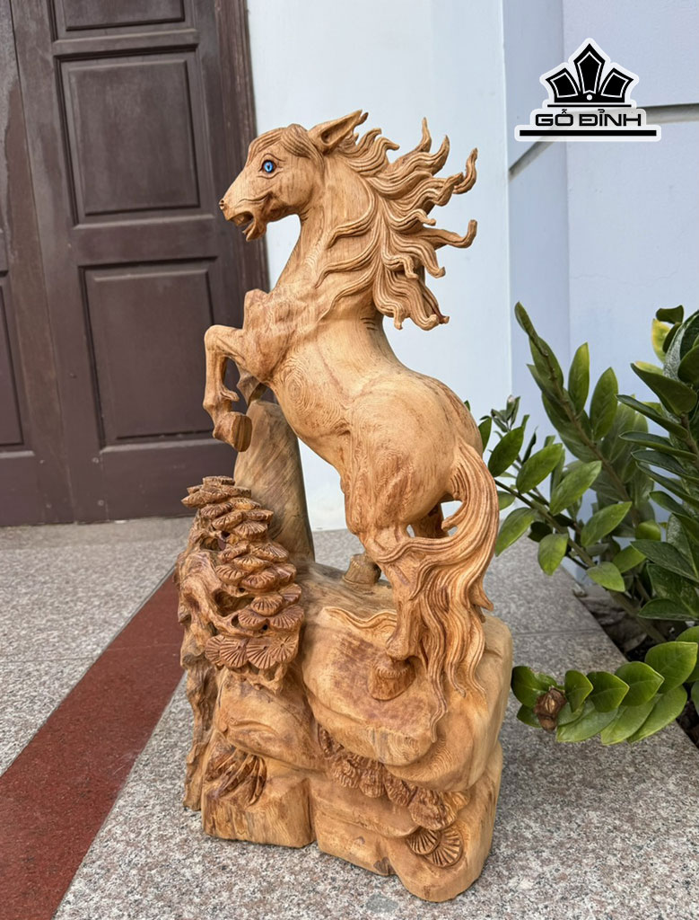 Tượng Ngựa Phong Thủy (Nhất Mã Phi Thiên) Gỗ Ngọc Am Cao 66 Ngang 37 Sâu 21 (cm)