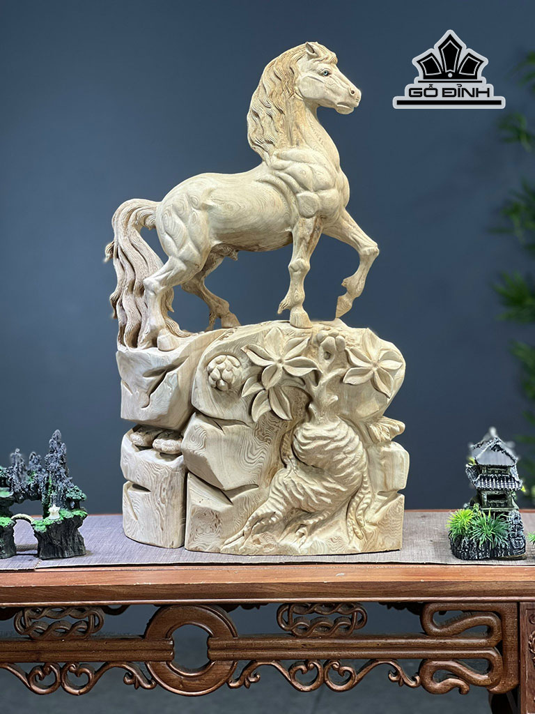 Tượng Nhất Mã Kim Tiền Gỗ Ngọc Am Cao 69 Ngang 46 Sâu 25 (cm)