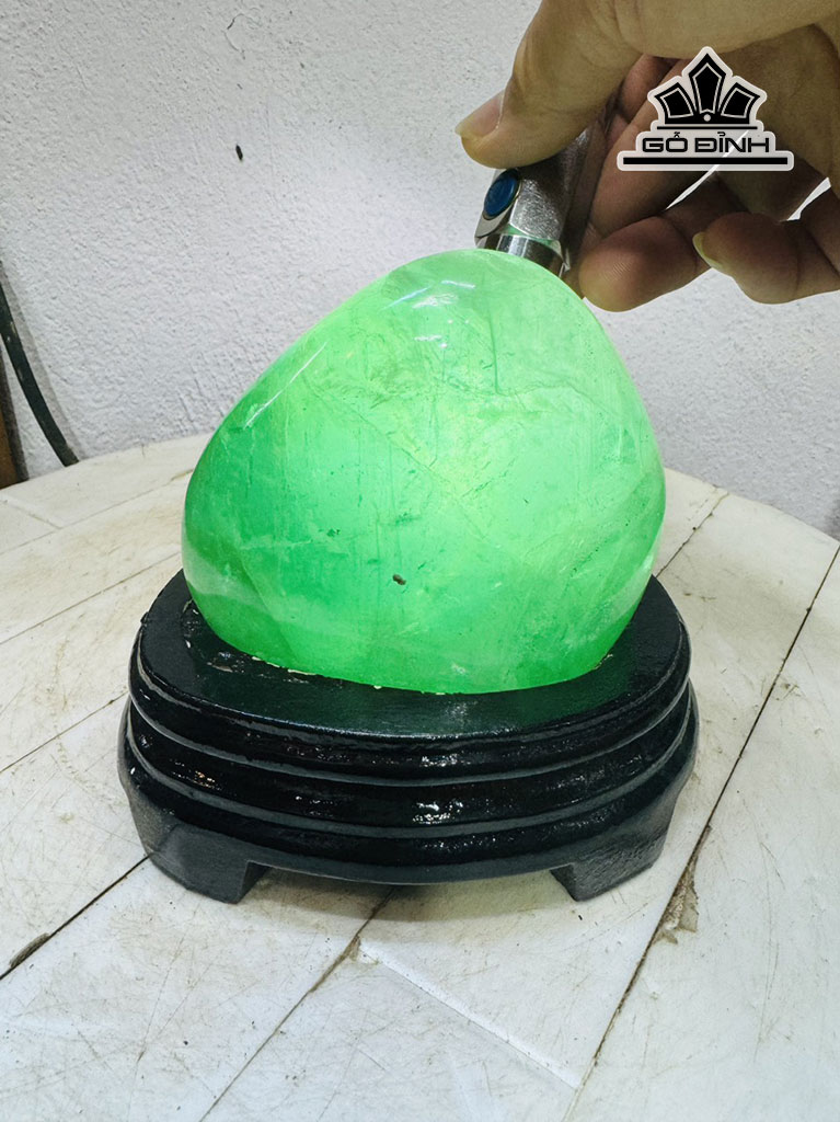 Tác Phẩm Đá Flourite Cao 15 Ngang 12 (cm) 1,7kg