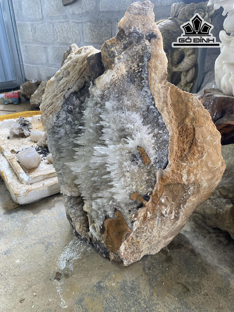 Tác Phẩm Đá Thạch Anh Trắng Pha Lê Cao 56 Ngang 43 Sâu 25 (cm) 70kg