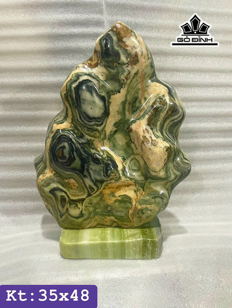 Tác Phẩm Đá Serpentine Cao 35 Ngang 48 (cm)