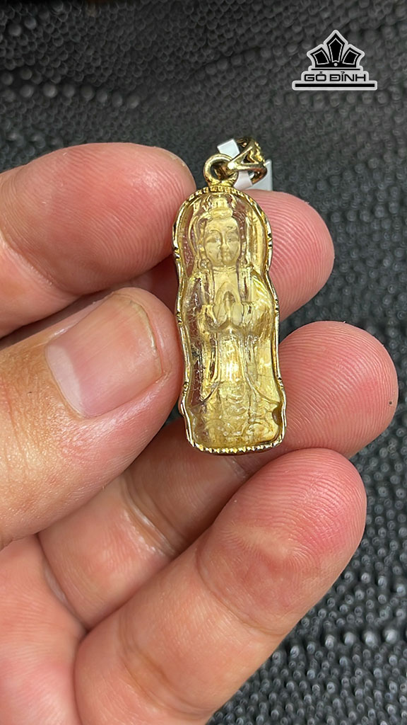 Mặt Dây Chuyền Quan Âm Đá Thạch Anh Tóc Vàng Cao 28 Ngang 12 Sâu 6,5 (mm) 4,6g